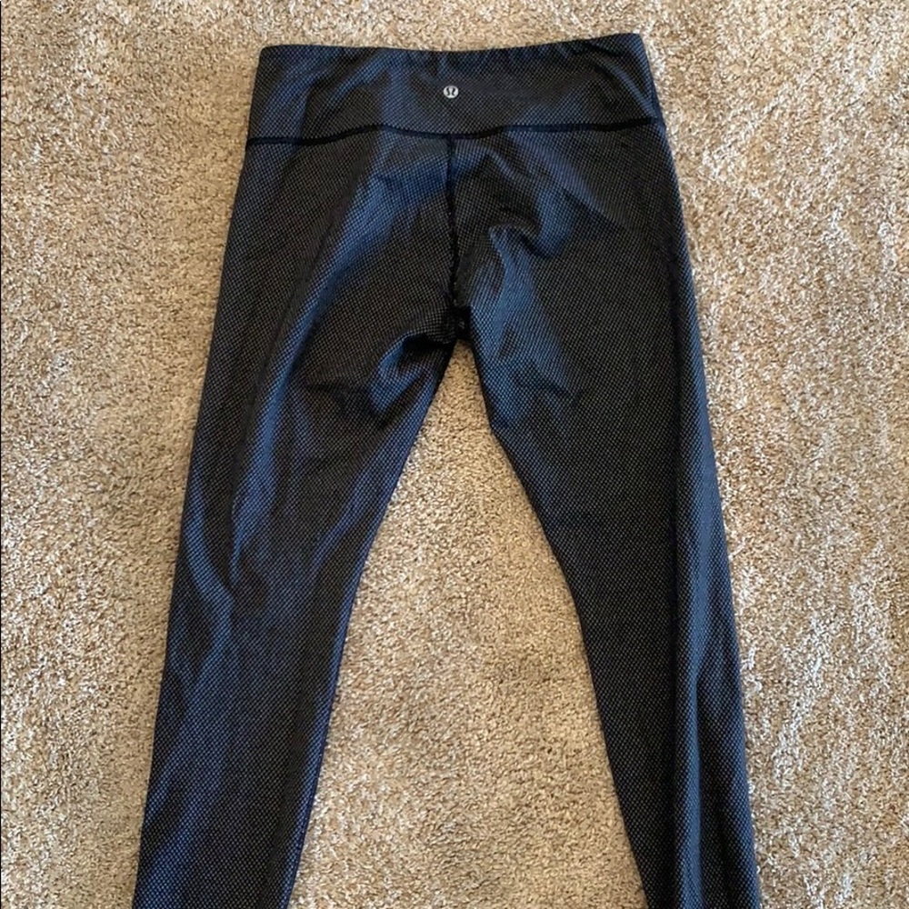 Black and white patterned lulu lemon leggings